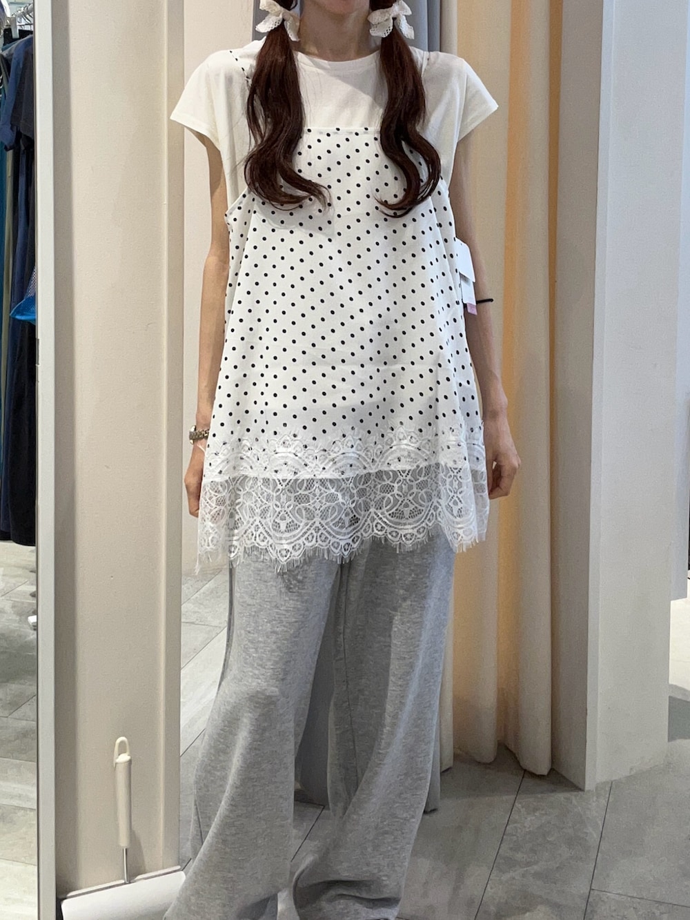 ベージュ系のキャミソール、ホワイト系のTシャツ/カットソー、グレー系のスウェットパンツを着用したレディースの夏コーディネートの2枚目の写真