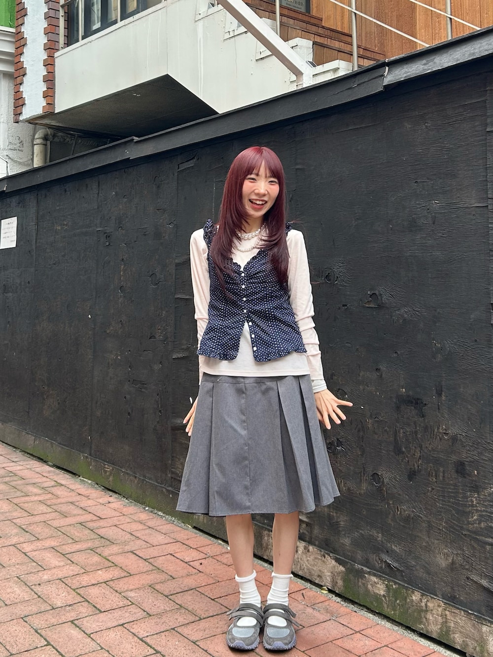 ブルー系のその他トップス、ピンク系のトップス、グレー系のスカートを着用したレディースの夏コーディネートの2枚目の写真