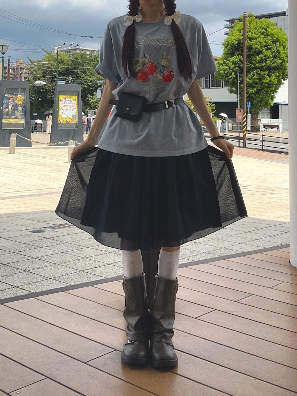 グレー系のTシャツ/カットソーを着用したレディースの夏コーディネートの3枚目の写真