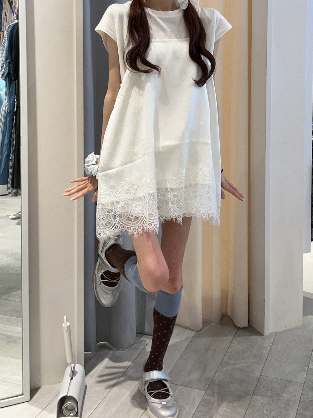 ホワイト系のキャミソール、ホワイト系のTシャツ/カットソー、シルバー系のスニーカーを着用したレディースの夏コーディネートの2枚目の写真