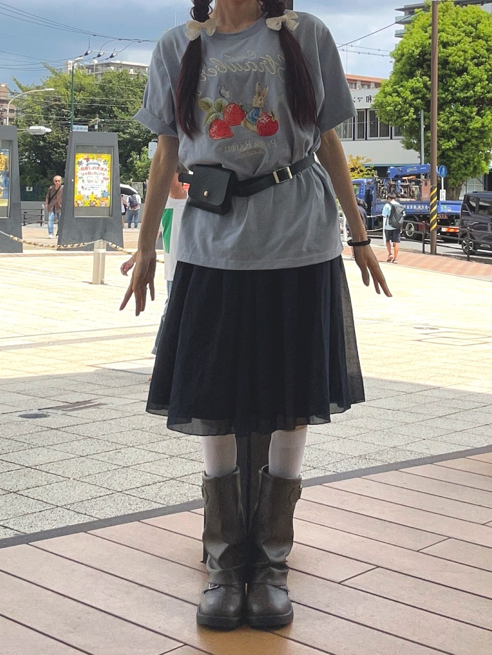 グレー系のTシャツ/カットソーを着用したレディースの夏コーディネートの2枚目の写真