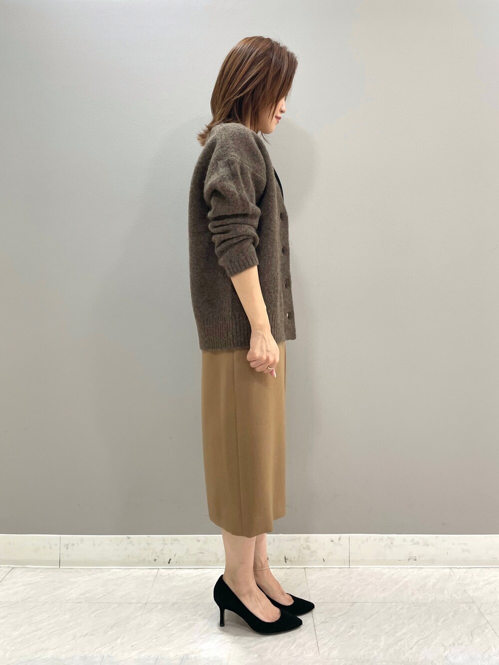 「カーディガン、スカート、ラップスカート、通勤コーデ、低身長、低身長コーデ、INDIVI、オトナ女子、インディヴィ、ストレートスカート」｜「INDIVIの【洗える/ウール100%】ラウンドネック5分袖ニット（ニット/セーター、ブラック系）」を使った、riiさん（レディース・151cm）の秋コーディネートの3枚目の写真