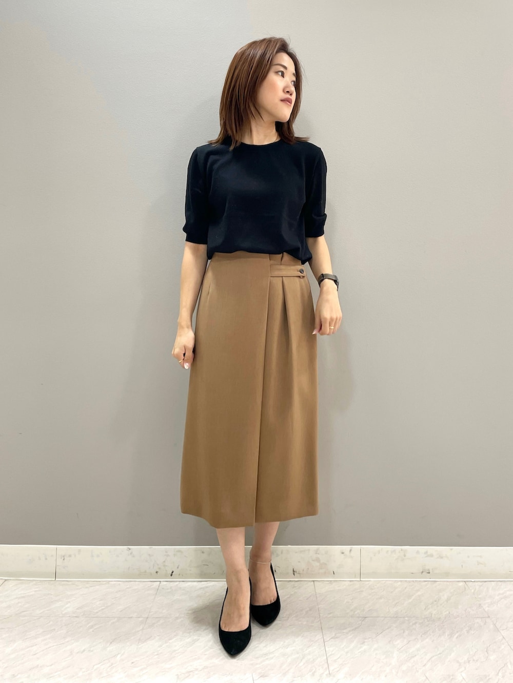 「カーディガン、スカート、ラップスカート、通勤コーデ、低身長、低身長コーデ、INDIVI、オトナ女子、インディヴィ、ストレートスカート」｜「INDIVIの【洗える/ウール100%】ラウンドネック5分袖ニット（ニット/セーター、ブラック系）」を使った、riiさん（レディース・151cm）の秋コーディネートの4枚目の写真