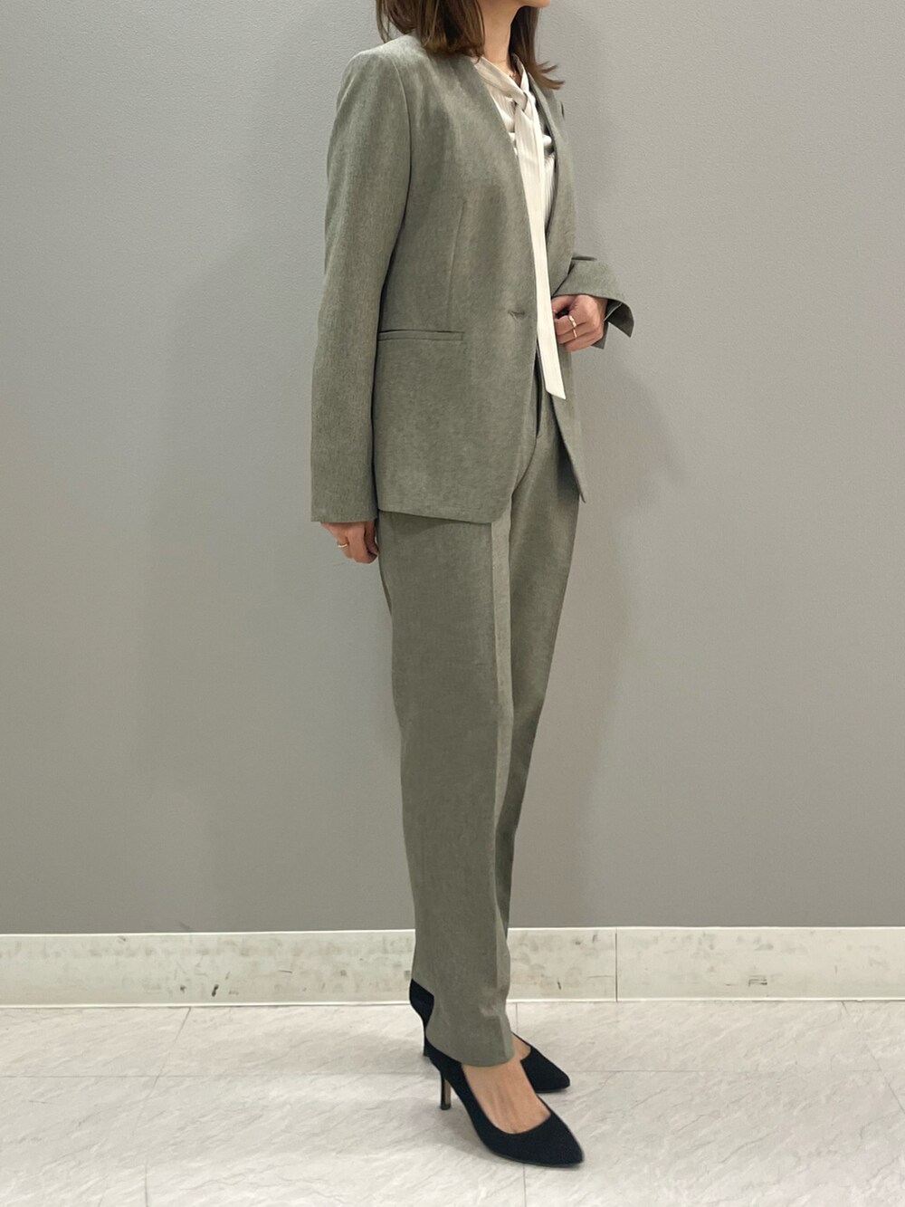 ベージュ系のシャツ/ブラウス、ベージュ系のスーツジャケット、ベージュ系のスーツパンツを着用したレディースの秋コーディネートの3枚目の写真