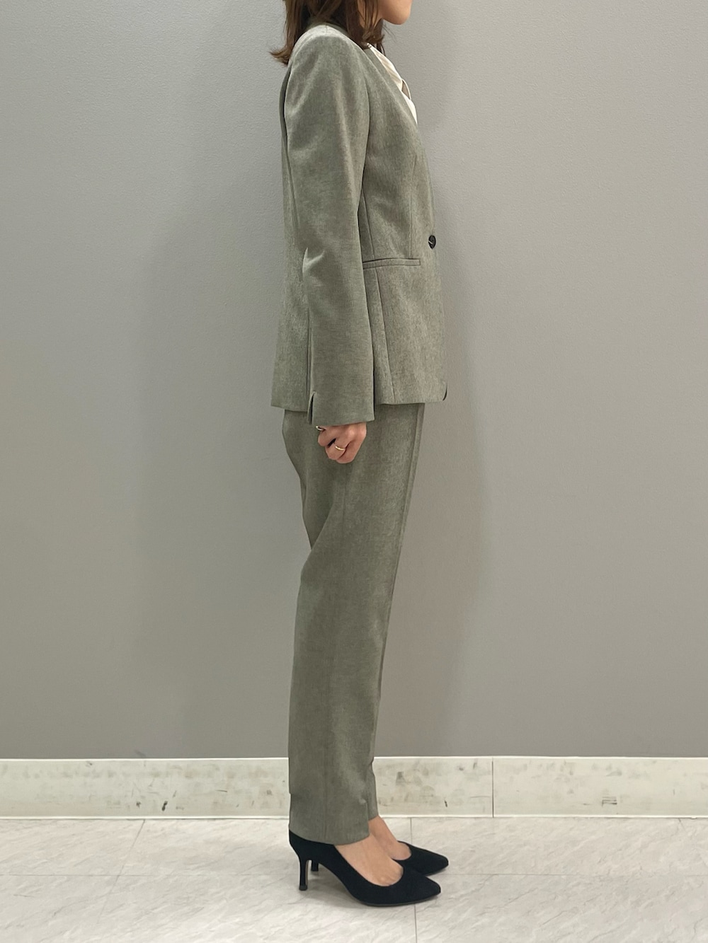 ベージュ系のシャツ/ブラウス、ベージュ系のスーツジャケット、ベージュ系のスーツパンツを着用したレディースの秋コーディネートの4枚目の写真