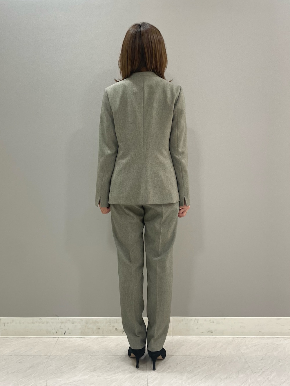 ベージュ系のシャツ/ブラウス、ベージュ系のスーツジャケット、ベージュ系のスーツパンツを着用したレディースの秋コーディネートの5枚目の写真