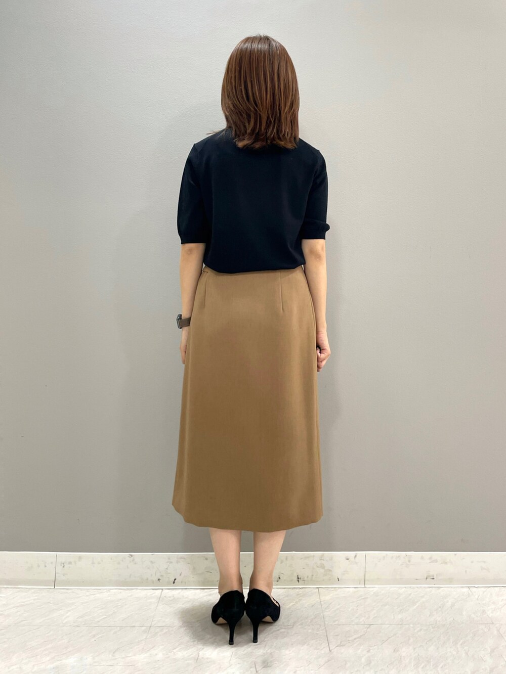 「カーディガン、スカート、ラップスカート、通勤コーデ、低身長、低身長コーデ、INDIVI、オトナ女子、インディヴィ、ストレートスカート」｜「INDIVIの【洗える/ウール100%】ラウンドネック5分袖ニット（ニット/セーター、ブラック系）」を使った、riiさん（レディース・151cm）の秋コーディネートの5枚目の写真