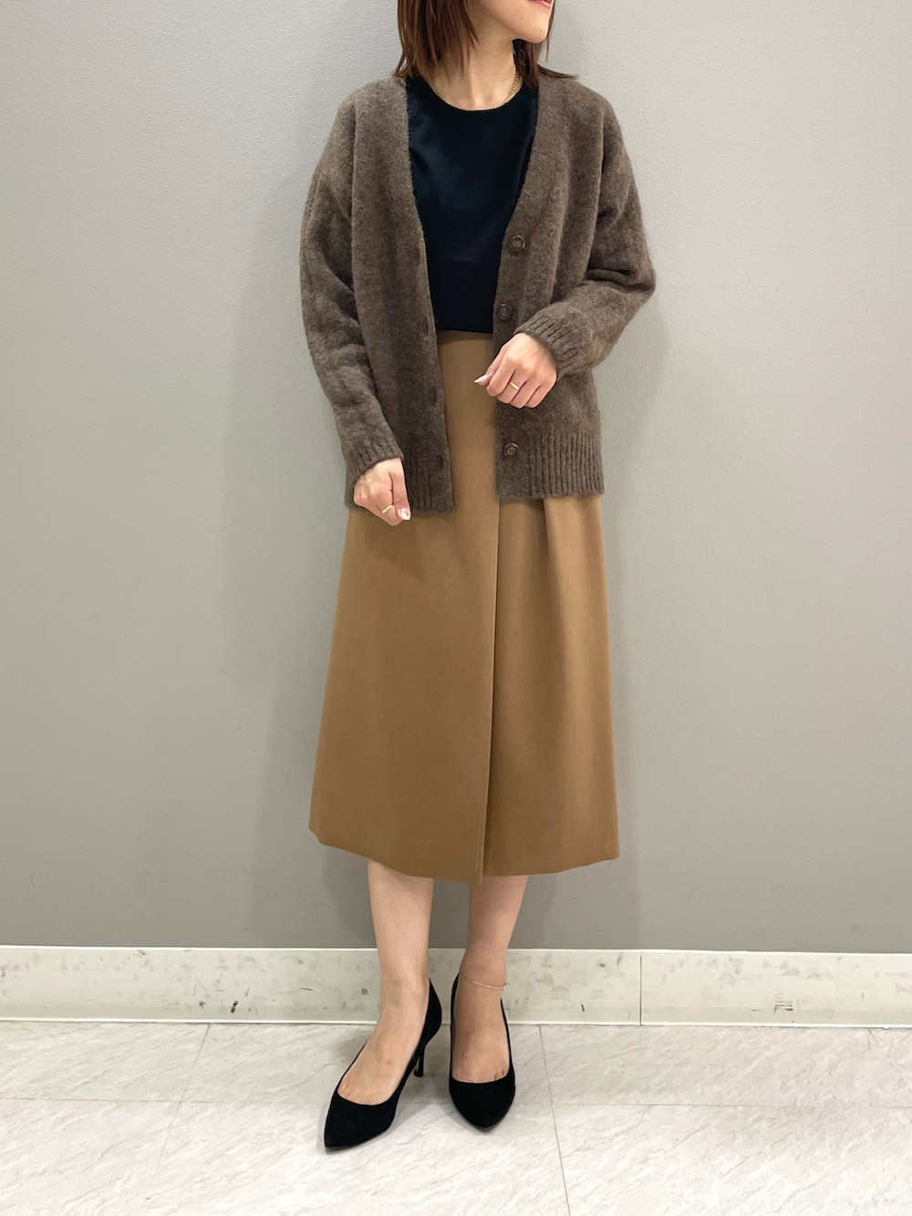 「カーディガン、スカート、ラップスカート、通勤コーデ、低身長、低身長コーデ、INDIVI、オトナ女子、インディヴィ、ストレートスカート」｜「INDIVIの【洗える/ウール100%】ラウンドネック5分袖ニット（ニット/セーター、ブラック系）」を使った、riiさん（レディース・151cm）の秋コーディネートの2枚目の写真