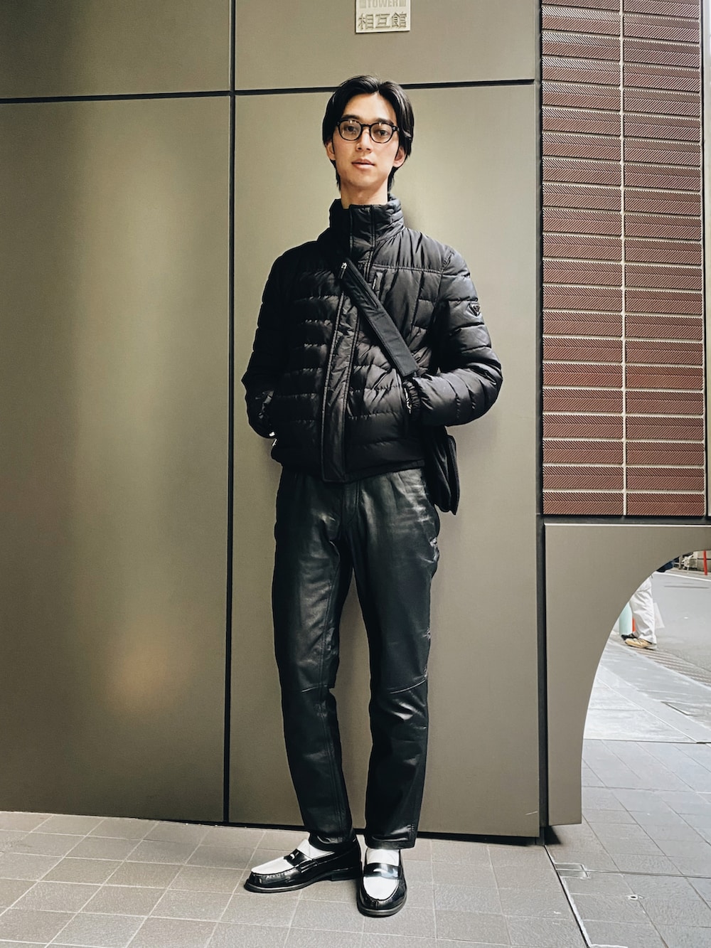 「冬コーデ、おしゃれさんと繋がりたい、ブラックコーデ、シンプルコーデ、オールブラック、モード、ダウンジャケット、PRADA、MIUMIU、yohjiyamamoto」｜「PRADAのアイテム（ダウンジャケット/コート、ブラック系）」を使った、高瀬信人さん（メンズ・184cm）の冬コーディネートの2枚目の写真
