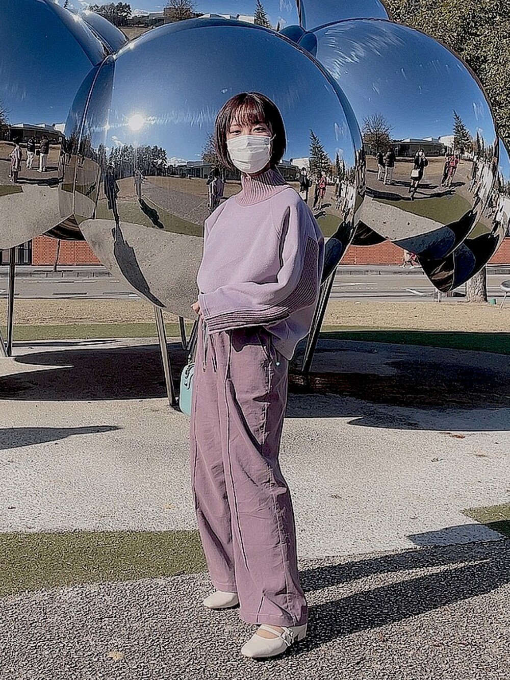 ブルー系のショルダーバッグを着用したレディースの冬コーディネートの2枚目の写真