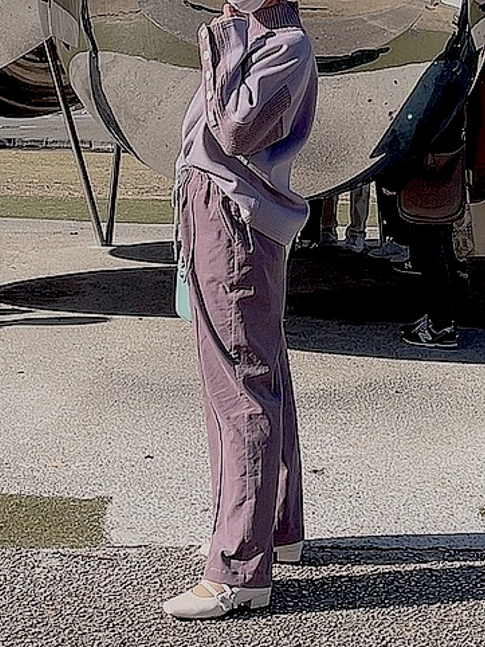 ブルー系のショルダーバッグを着用したレディースの冬コーディネートの3枚目の写真