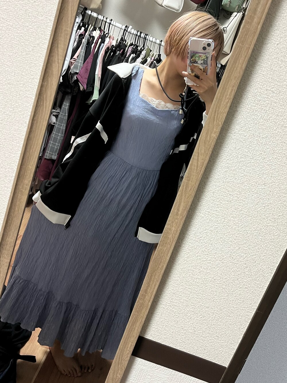 ブルー系のワンピースを着用したレディースの夏コーディネートの2枚目の写真