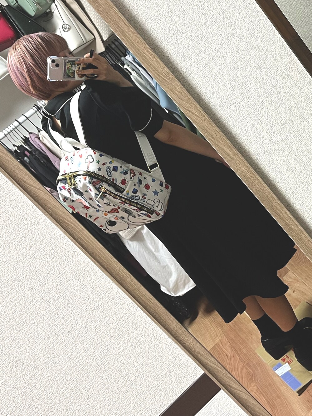 ブラック系のワンピースを着用したレディースの夏コーディネートの2枚目の写真