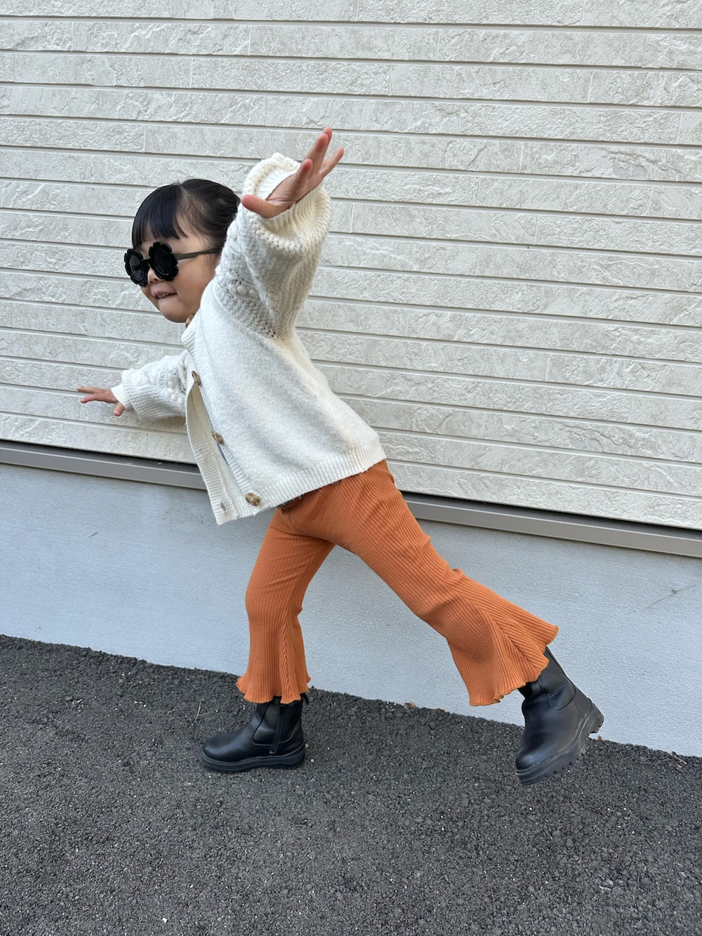 「キッズコーデ、キッズファッション、３歳女の子、カーディガン、白カーディガン、白カーデ、ブルートップス、フレアパンツ、ブラウンパンツ、キッズブーツ、黒ブーツ、ブラックブーツ」｜「ZARAのアイテム（カーディガン/ボレロ、ホワイト系）」を使った、ツッキーさん（キッズ・100cm）の冬コーディネートの3枚目の写真