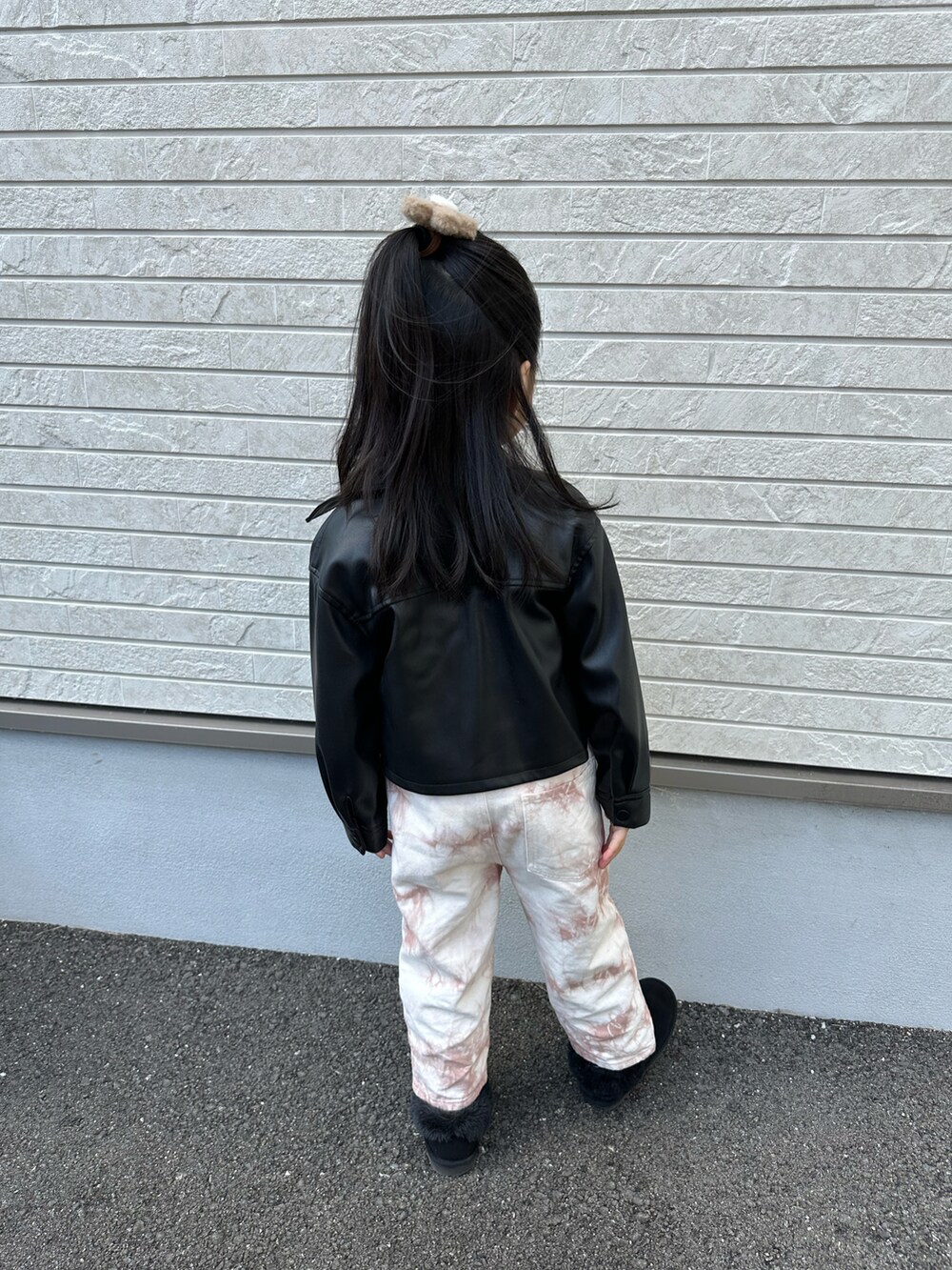 「オーバーオール、５歳、年長、黒アウター、ムートンブーツ、白インナー、白トップス、白トレーナー、キッズファッション、冬コーデ、休日スタイル、黒ジャケット、レザージャケット、ZARA KIDS、お出掛けコーデ」｜「SHEINのアイテム（ヘアゴム、ベージュ系）」を使った、ツッキーさん（キッズ・110cm）の冬コーディネートの2枚目の写真