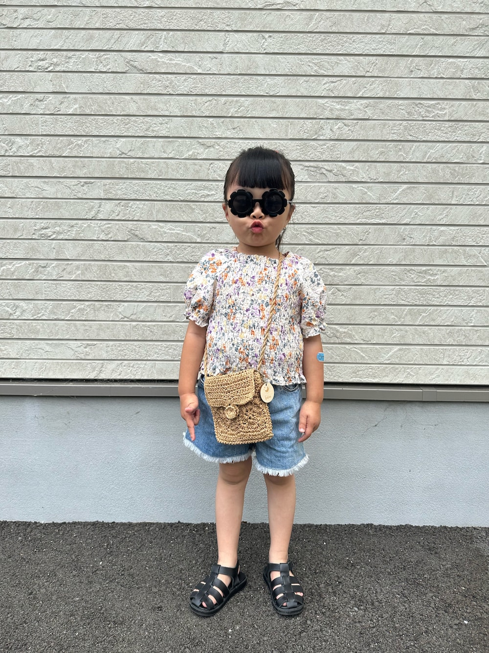 「夏コーデ、キッズコーデ、休日スタイル、おでかけコーデ、このスタイルがお気に入り、女の子、花柄トップス、ショルダーバッグ、デニムパンツ、黒サンダル、４歳、４歳4ヶ月、サンダル、デニム、ZARA」｜「ZARAの104㎝（トップス、その他）」を使った、ツッキーさん（キッズ・100cm）の夏コーディネートの2枚目の写真