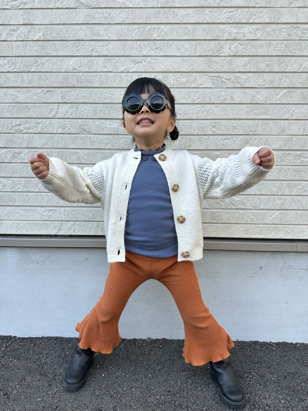 「キッズコーデ、キッズファッション、３歳女の子、カーディガン、白カーディガン、白カーデ、ブルートップス、フレアパンツ、ブラウンパンツ、キッズブーツ、黒ブーツ、ブラックブーツ」｜「ZARAのアイテム（カーディガン/ボレロ、ホワイト系）」を使った、ツッキーさん（キッズ・100cm）の冬コーディネートの2枚目の写真