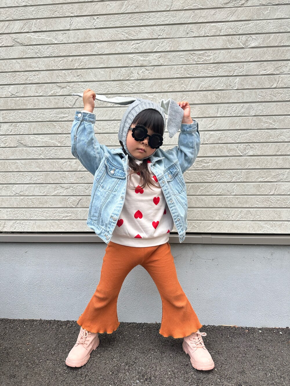 ブルー系のデニムジャケット、ホワイト系のスウェット、ブラウン系のパンツを着用したキッズの冬コーディネートの2枚目の写真