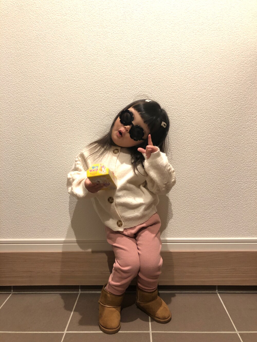 「モコモコアウター、ピンクパンツ、ムートンブーツ、白カーディガン、３歳女の子」｜「ZARAの92cm（ジャケット/アウター、ブラウン系）」を使った、ツッキーさん（キッズ・90cm）の冬コーディネートの2枚目の写真