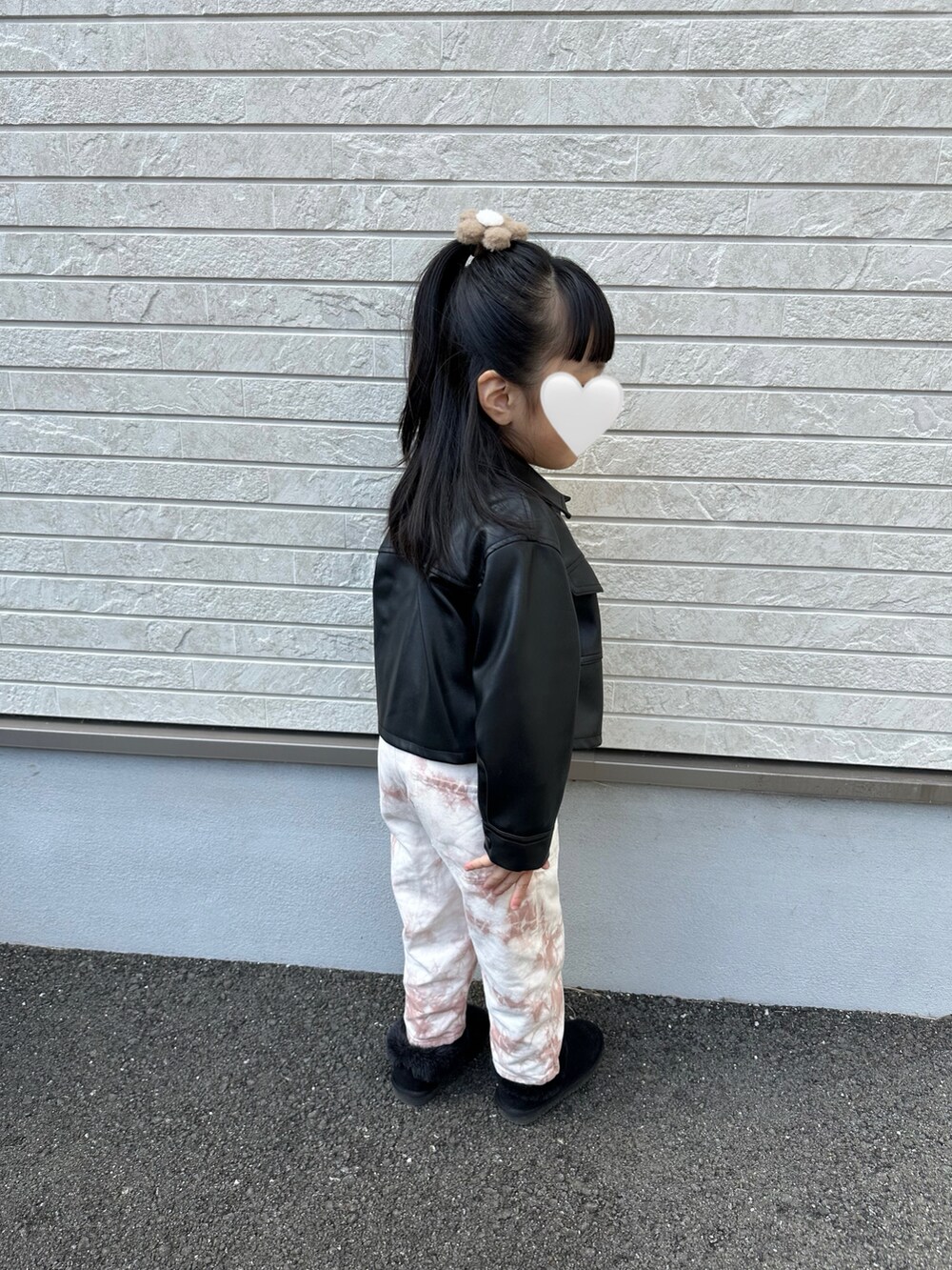 「オーバーオール、５歳、年長、黒アウター、ムートンブーツ、白インナー、白トップス、白トレーナー、キッズファッション、冬コーデ、休日スタイル、黒ジャケット、レザージャケット、ZARA KIDS、お出掛けコーデ」｜「SHEINのアイテム（ヘアゴム、ベージュ系）」を使った、ツッキーさん（キッズ・110cm）の冬コーディネートの3枚目の写真