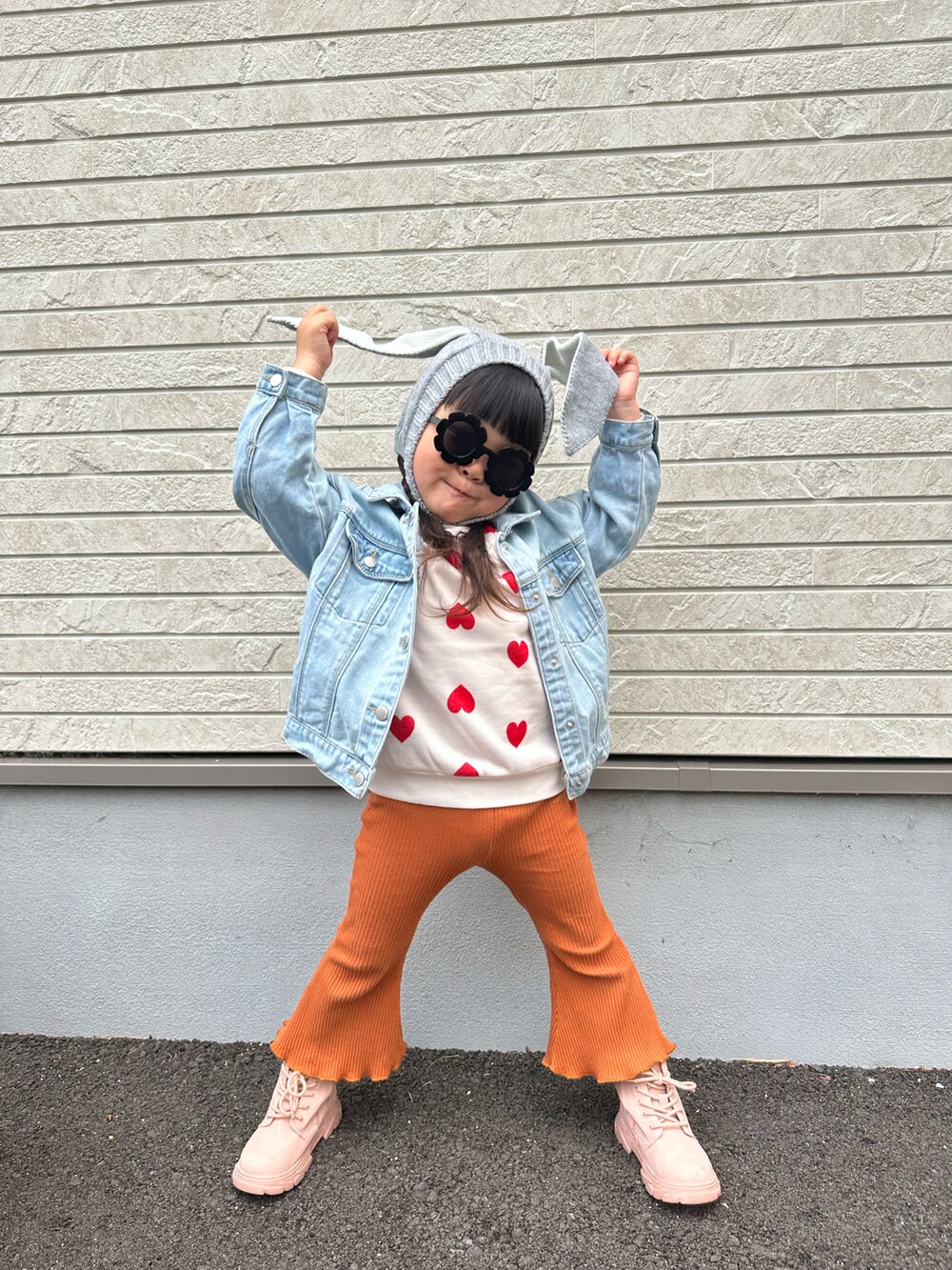 ブルー系のデニムジャケット、ホワイト系のスウェット、ブラウン系のパンツを着用したキッズの冬コーディネートの3枚目の写真