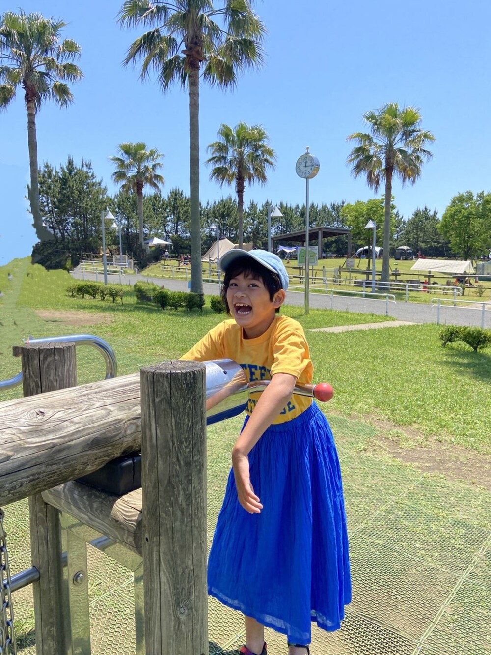 その他のサンダル、ブルー系のスカート、その他のバックパック/リュックを着用したキッズの春コーディネートの2枚目の写真