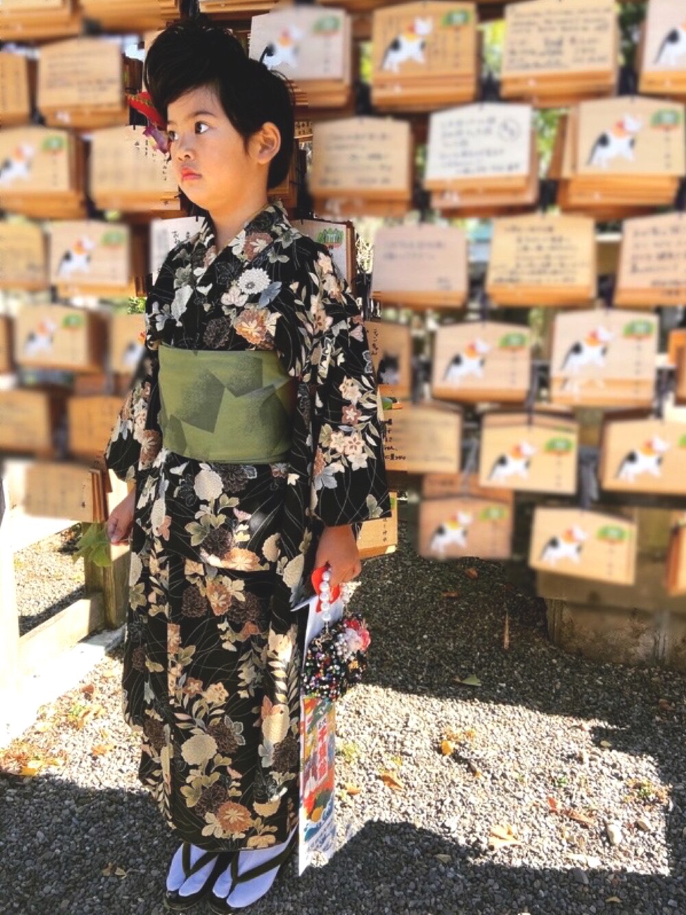 その他のショルダーバッグ、ブラック系の着物、その他のその他ヘアアクセサリーを着用したキッズの冬コーディネートの2枚目の写真