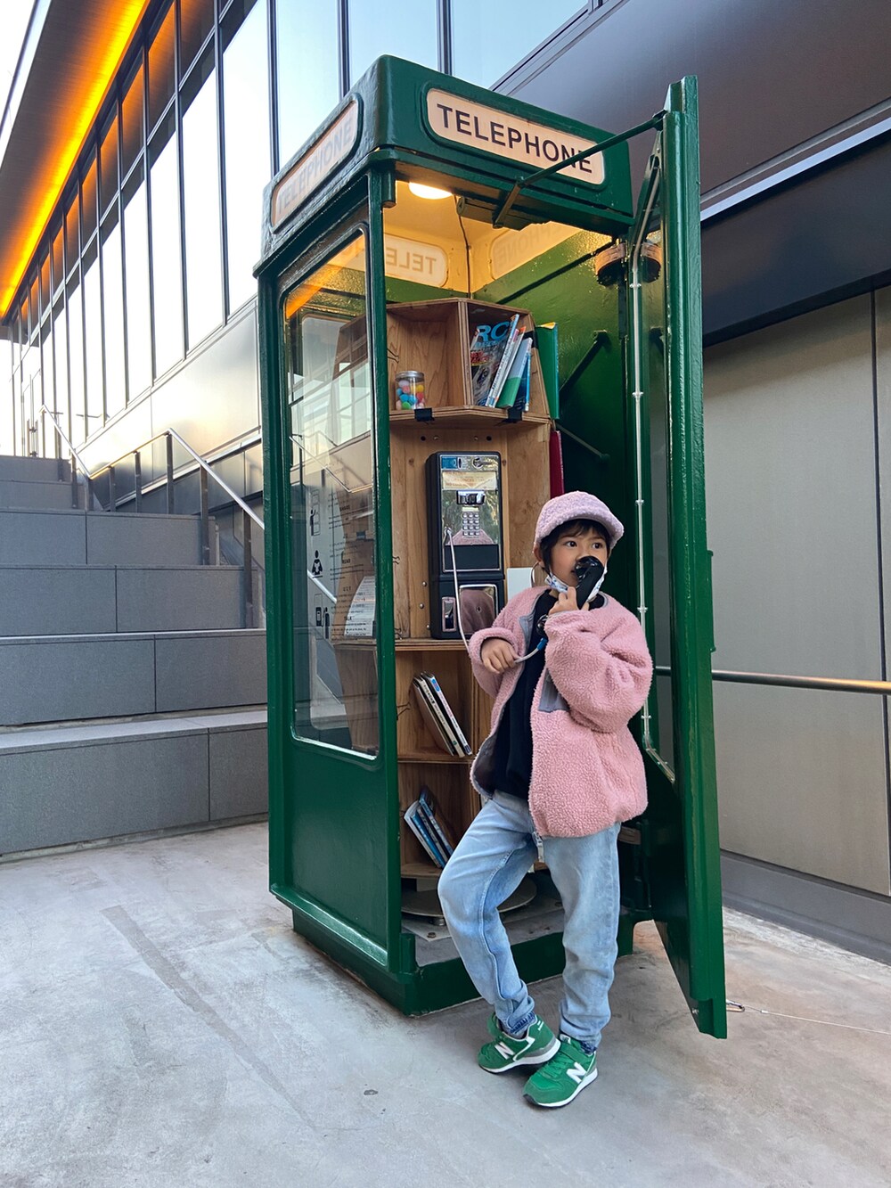 ブルー系のデニムパンツ、ピンク系のその他アウター、ブラック系のスウェットを着用したキッズの冬コーディネートの2枚目の写真