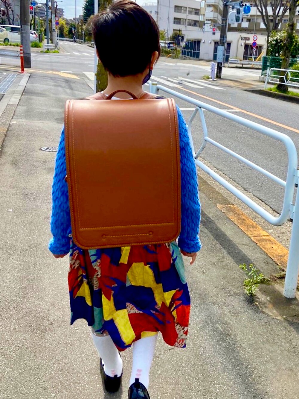 ブルー系のカーディガン/ボレロ、その他のワンピース、ブラック系のバレエシューズを着用したキッズの冬コーディネートの2枚目の写真