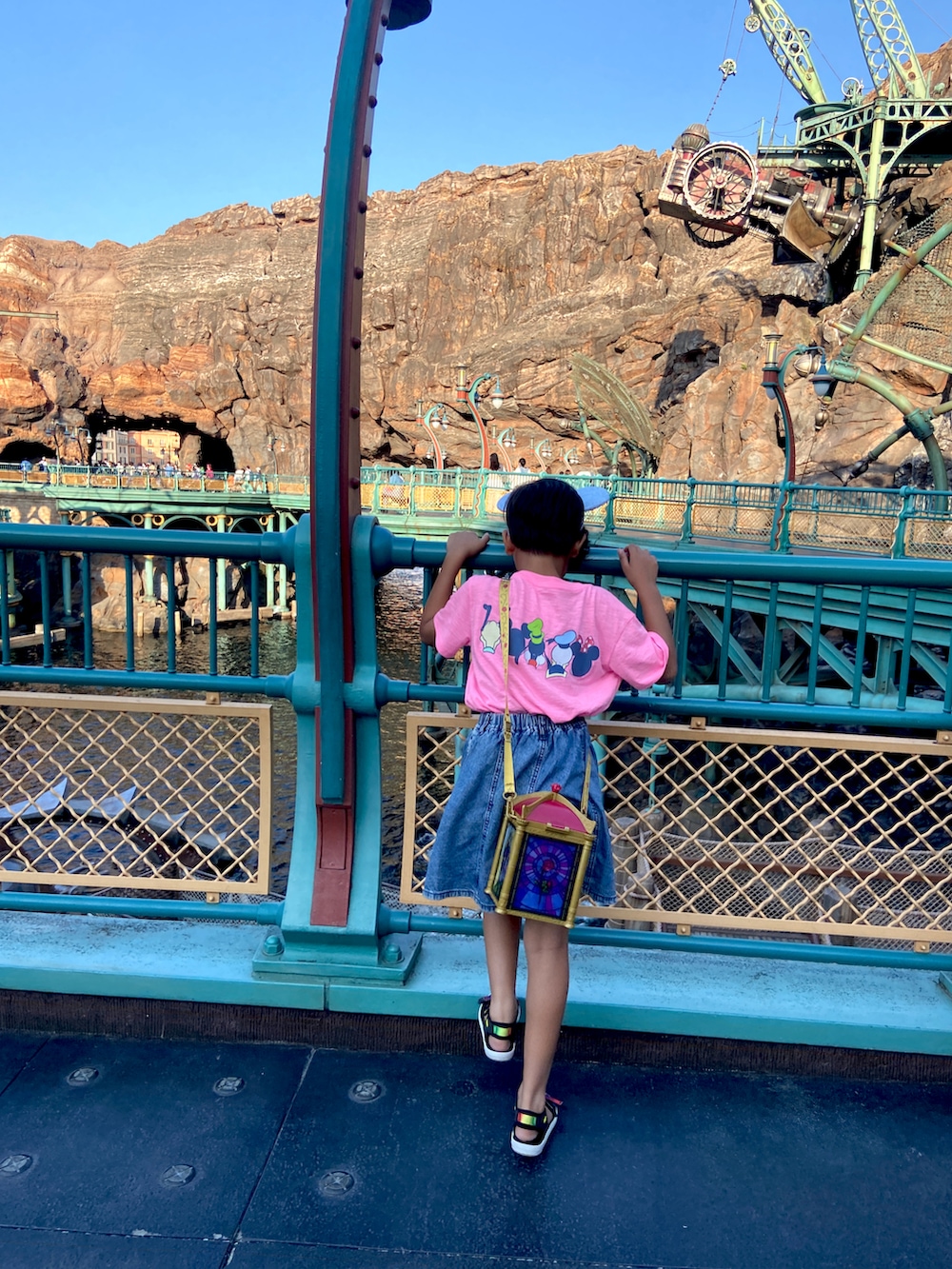 ピンク系のTシャツ/カットソー、ブルー系のデニムスカート、その他のサンダルを着用したキッズの春コーディネートの2枚目の写真