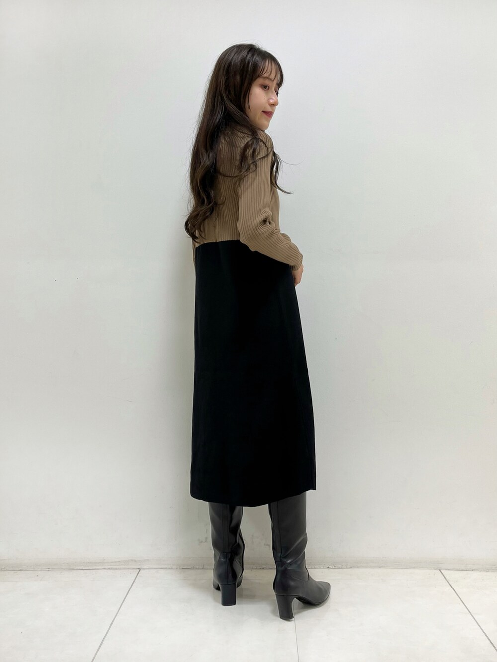 ベージュ系のワンピース、ブラック系のブーツ、その他のその他を着用したレディースの秋コーディネートの4枚目の写真