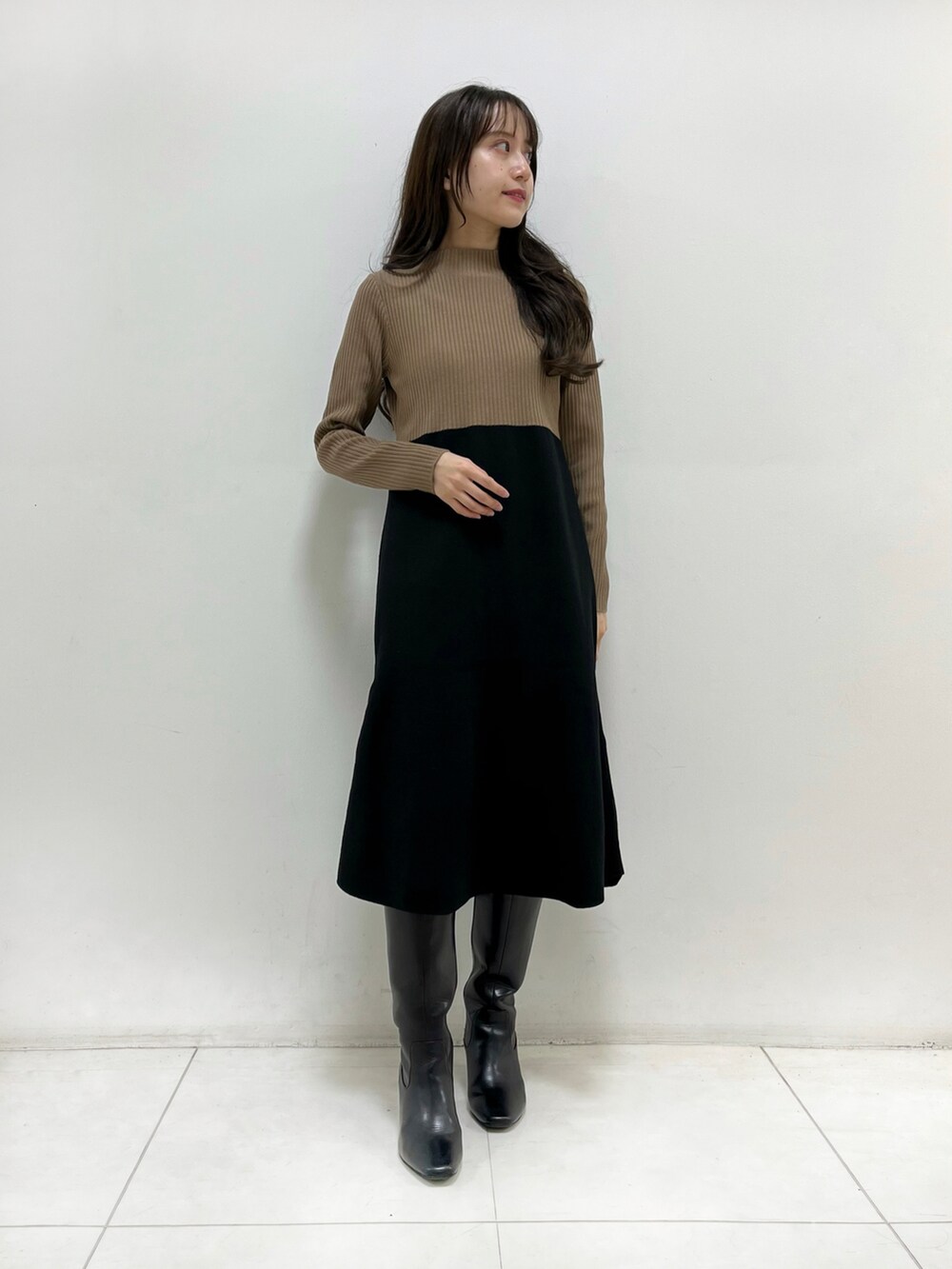 ベージュ系のワンピース、ブラック系のブーツ、その他のその他を着用したレディースの秋コーディネートの2枚目の写真