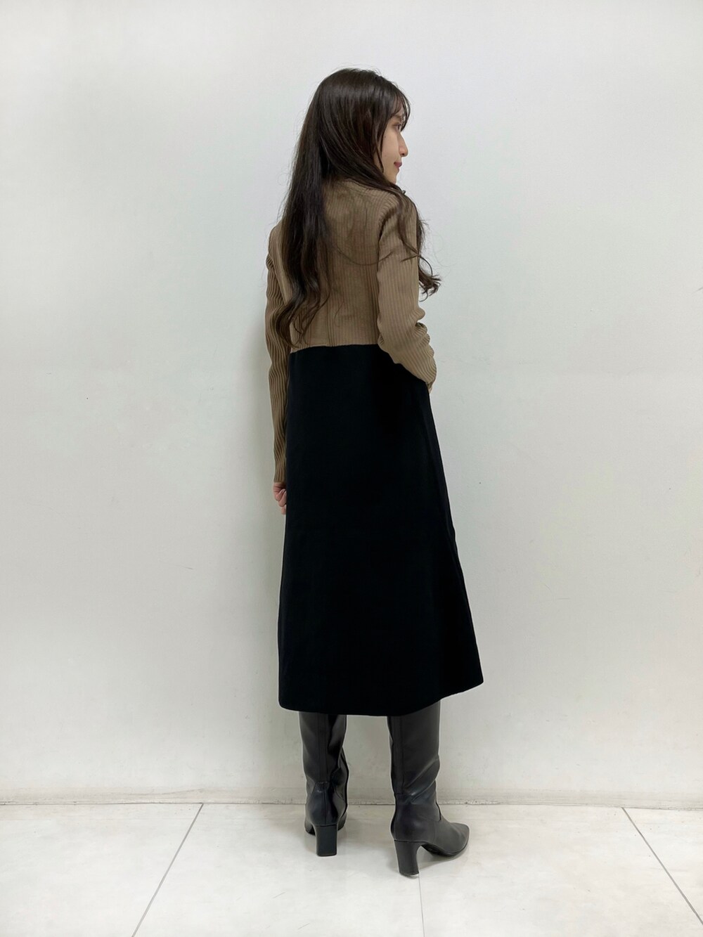 ベージュ系のワンピース、ブラック系のブーツ、その他のその他を着用したレディースの秋コーディネートの5枚目の写真