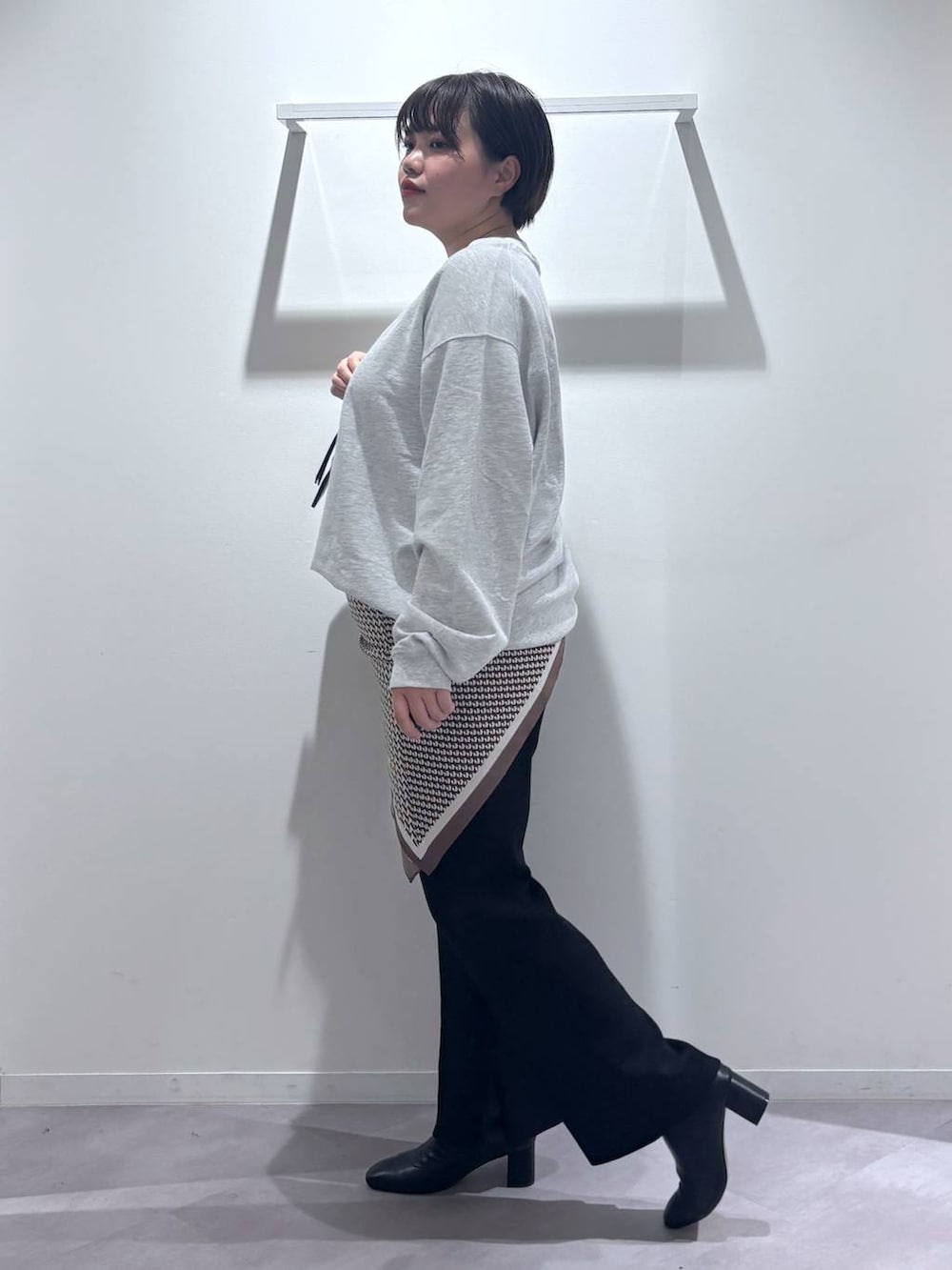 ブラック系のボストンバッグ、ブラック系のその他パンツ、グレー系のスウェットを着用したレディースの秋コーディネートの2枚目の写真