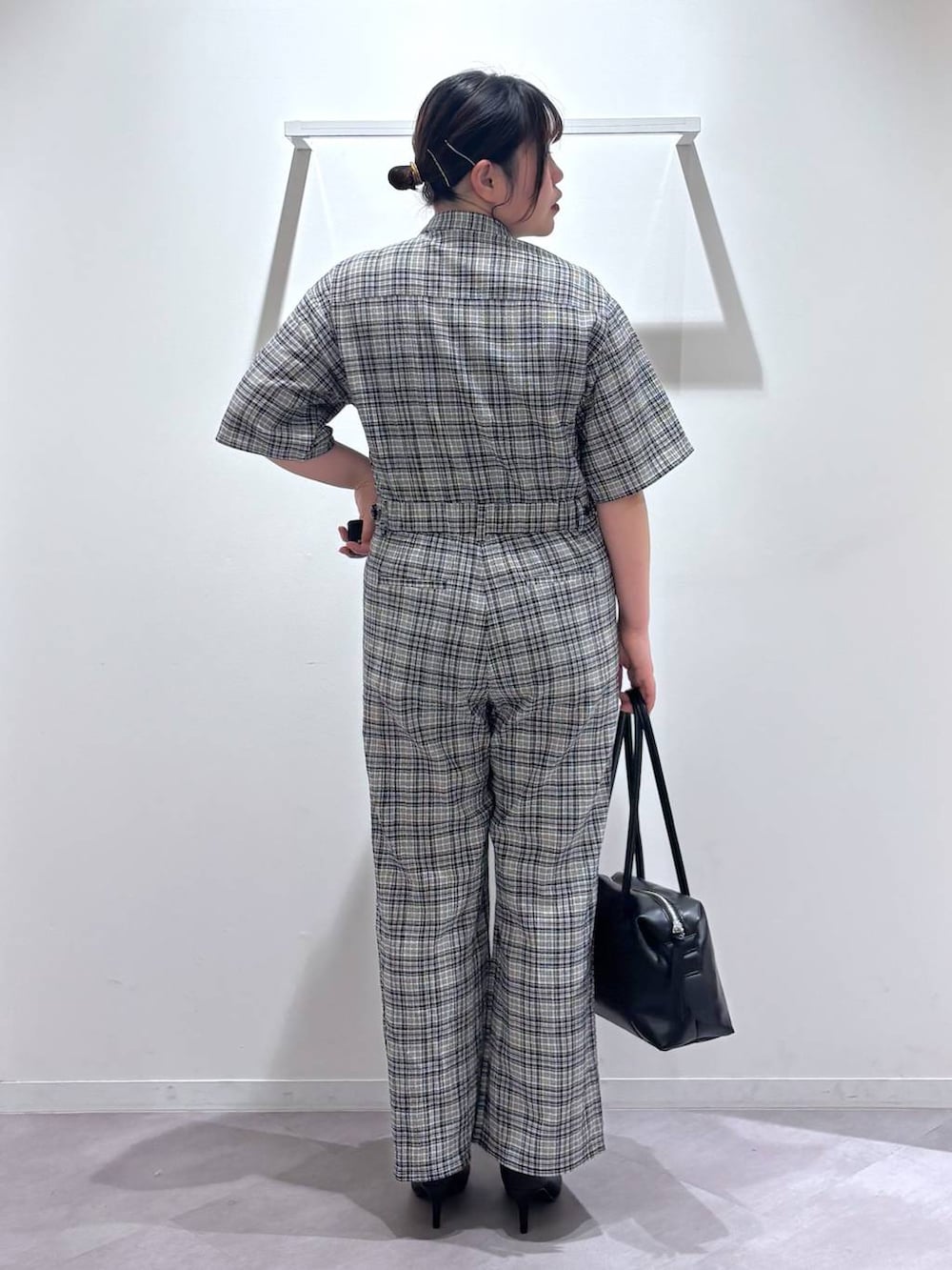 ホワイト系のボストンバッグ、ブラック系のパンプス、その他のつなぎ/オールインワンを着用したレディースの春コーディネートの3枚目の写真