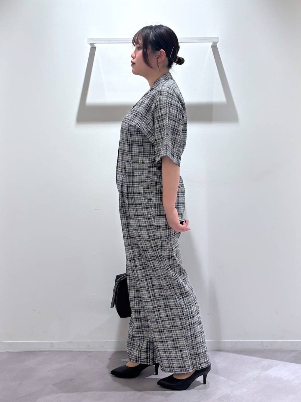 ホワイト系のボストンバッグ、ブラック系のパンプス、その他のつなぎ/オールインワンを着用したレディースの春コーディネートの2枚目の写真