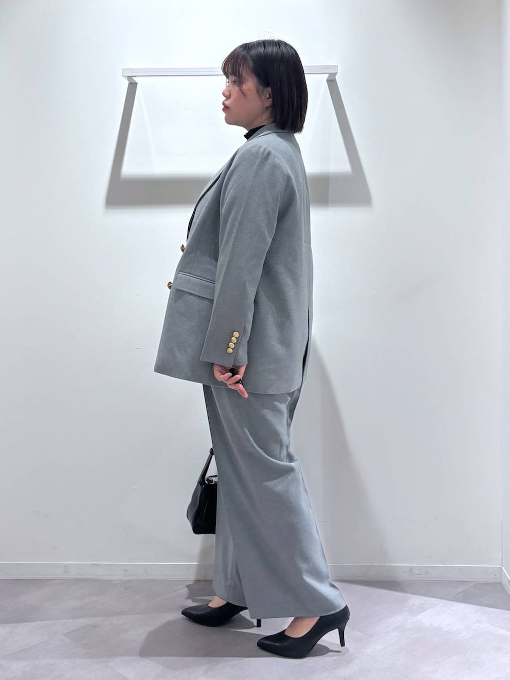 グレー系のテーラードジャケット、グレー系のその他パンツ、ブラック系のシャツ/ブラウスを着用したレディースの冬コーディネートの2枚目の写真