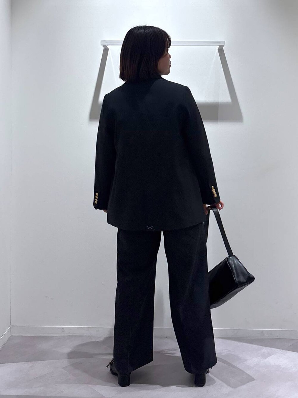 ブラック系のローファー、ブルー系のテーラードジャケット、ブルー系のその他パンツを着用したレディースの春コーディネートの3枚目の写真