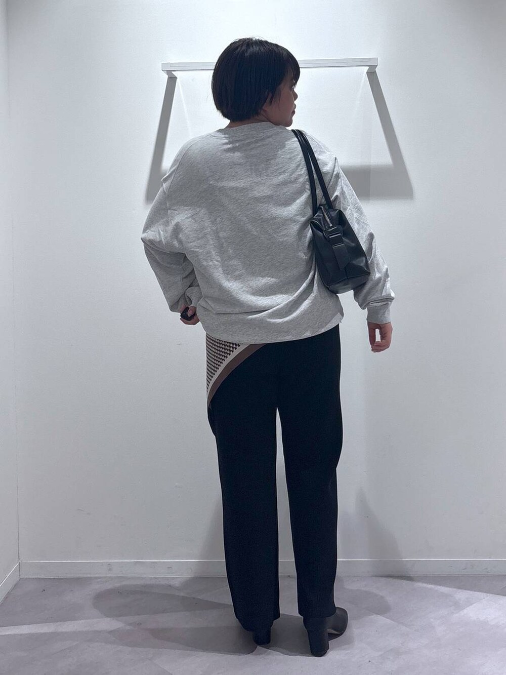 ブラック系のボストンバッグ、ブラック系のその他パンツ、グレー系のスウェットを着用したレディースの秋コーディネートの3枚目の写真