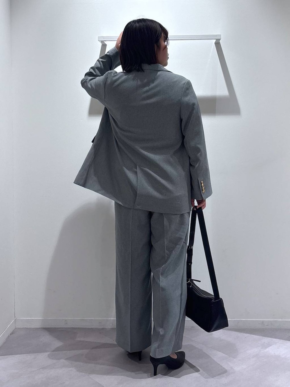 グレー系のテーラードジャケット、グレー系のその他パンツ、ブラック系のシャツ/ブラウスを着用したレディースの冬コーディネートの3枚目の写真