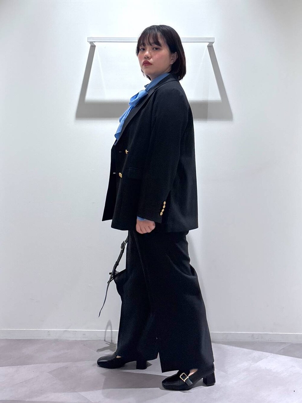 ブラック系のローファー、ブルー系のテーラードジャケット、ブルー系のその他パンツを着用したレディースの春コーディネートの2枚目の写真