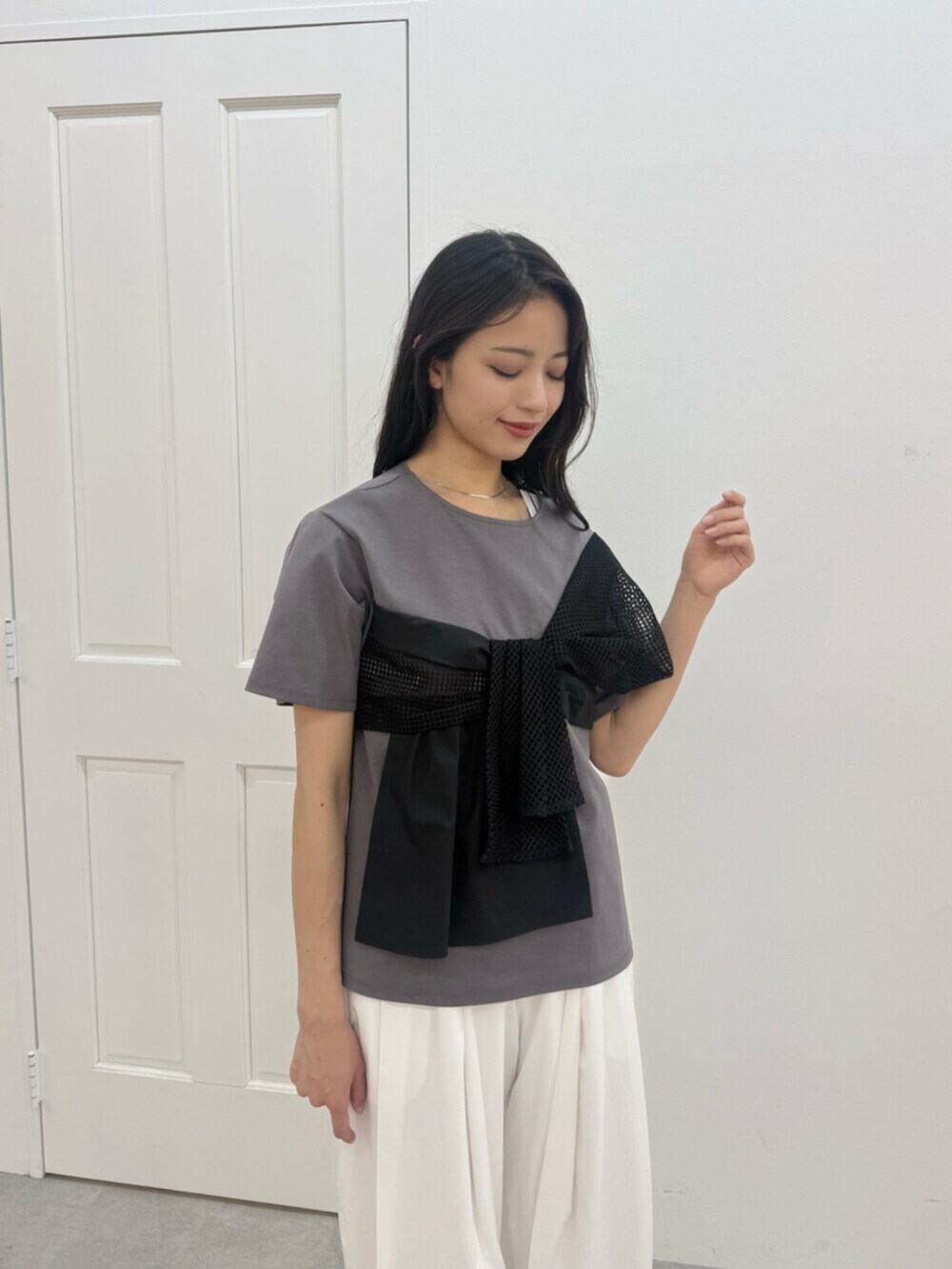 ホワイト系のその他パンツ、グレー系のTシャツ/カットソー、ブラック系のパンプスを着用したレディースの春コーディネートの4枚目の写真