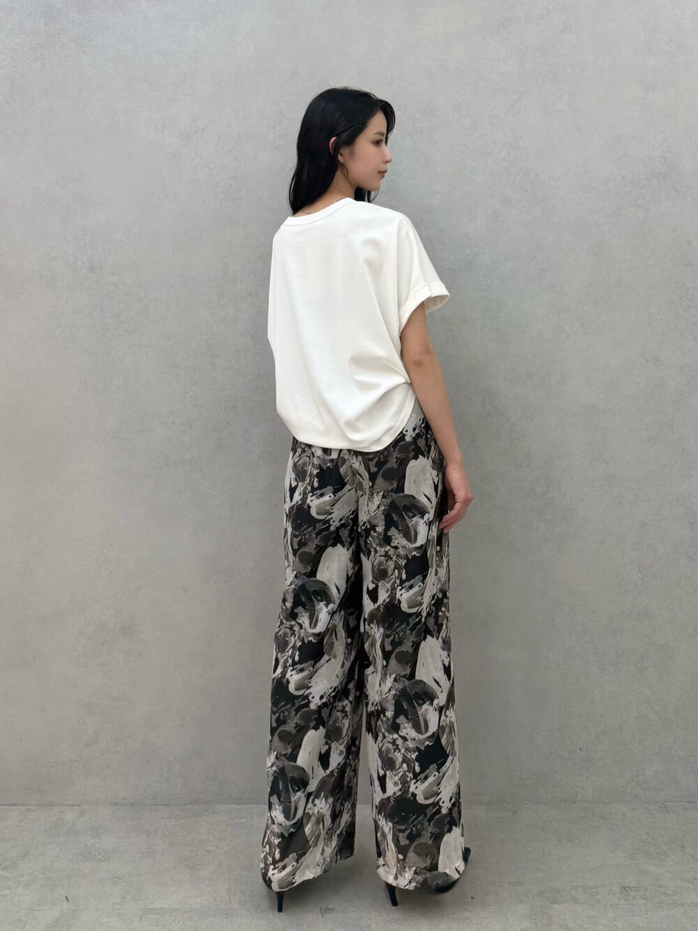 ブラック系のパンプス、ブラック系のその他パンツ、ホワイト系のTシャツ/カットソーを着用したレディースの春コーディネートの3枚目の写真