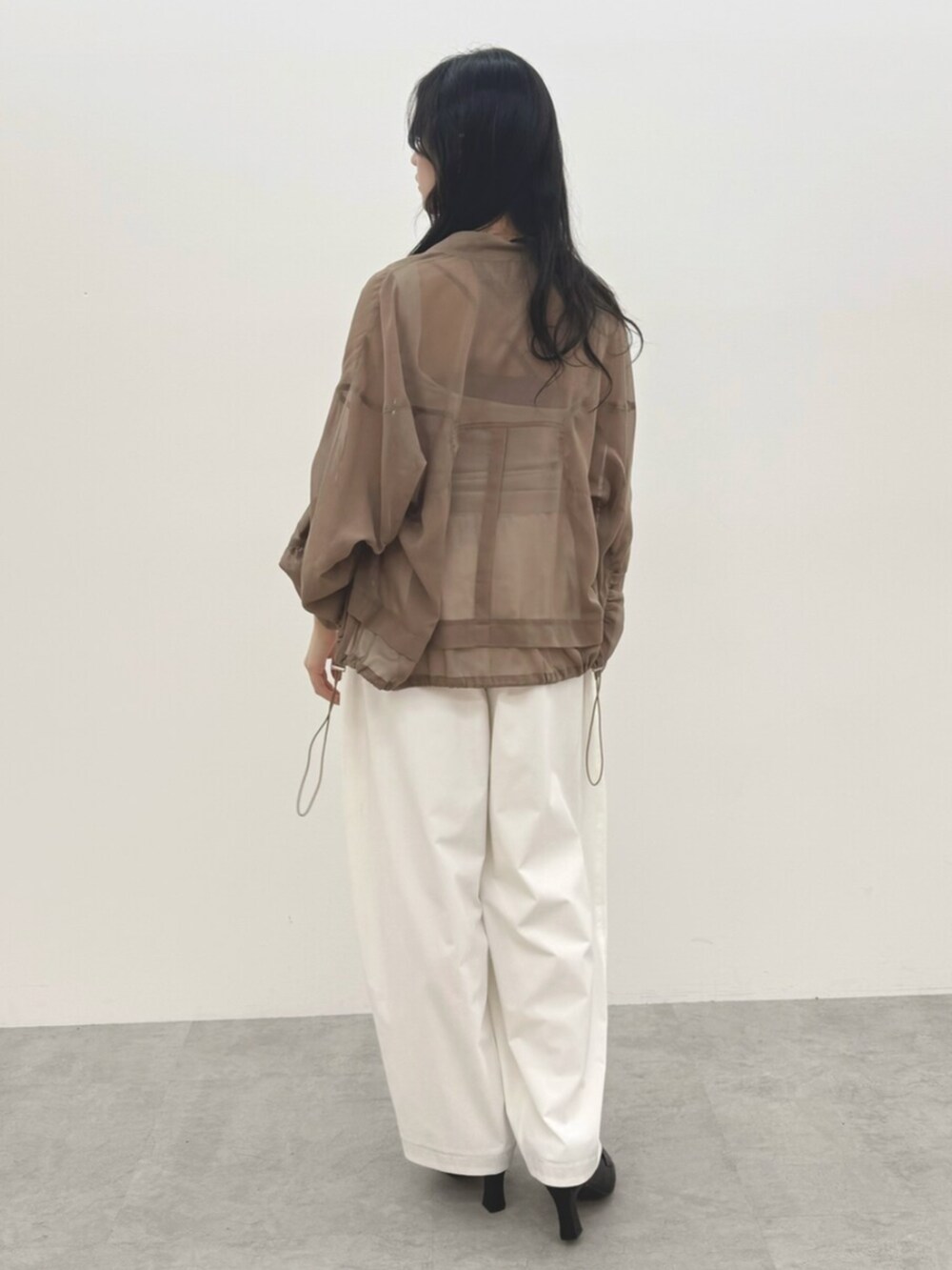 ホワイト系のタンクトップ、ホワイト系のその他パンツ、ベージュ系のブルゾンを着用したレディースの春コーディネートの4枚目の写真