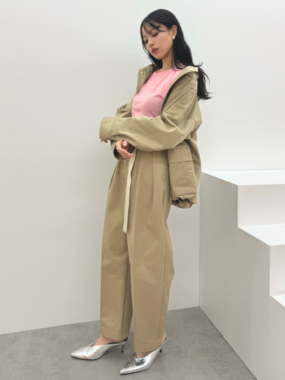 シルバー系のシューズ、ピンク系のニット/セーター、ベージュ系のその他アウターを着用したレディースの冬コーディネートの2枚目の写真