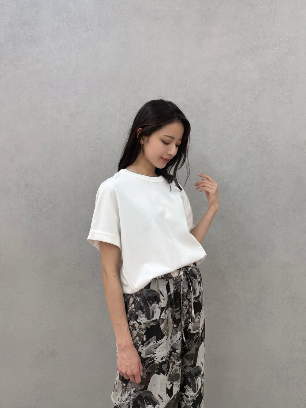 ブラック系のパンプス、ブラック系のその他パンツ、ホワイト系のTシャツ/カットソーを着用したレディースの春コーディネートの4枚目の写真
