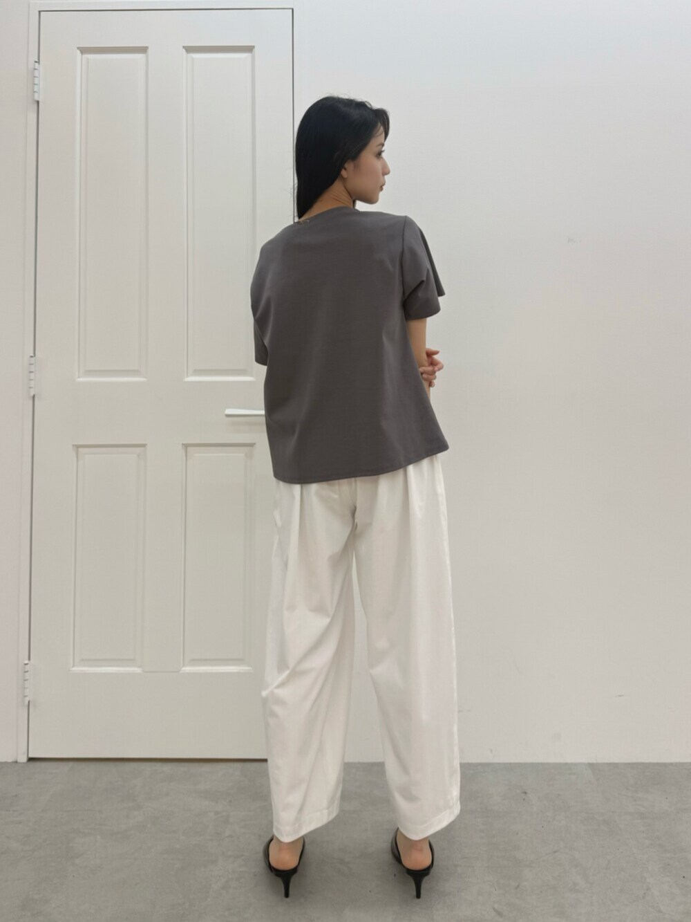 ホワイト系のその他パンツ、グレー系のTシャツ/カットソー、ブラック系のパンプスを着用したレディースの春コーディネートの3枚目の写真