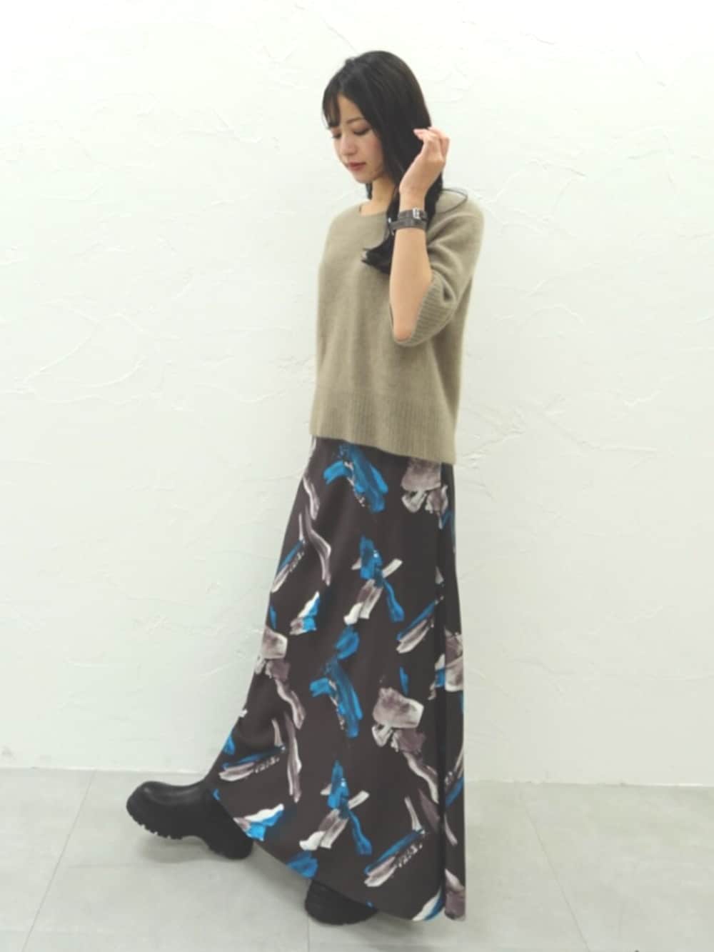 ベージュ系のニット/セーター、ブラウン系のスカートを着用したレディースの秋コーディネートの3枚目の写真