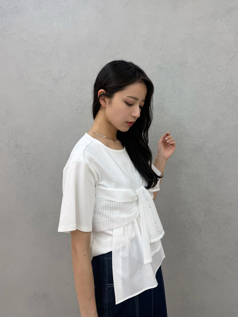ホワイト系のTシャツ/カットソー、シルバー系のパンプス、ブルー系のスカートを着用したレディースの春コーディネートの5枚目の写真