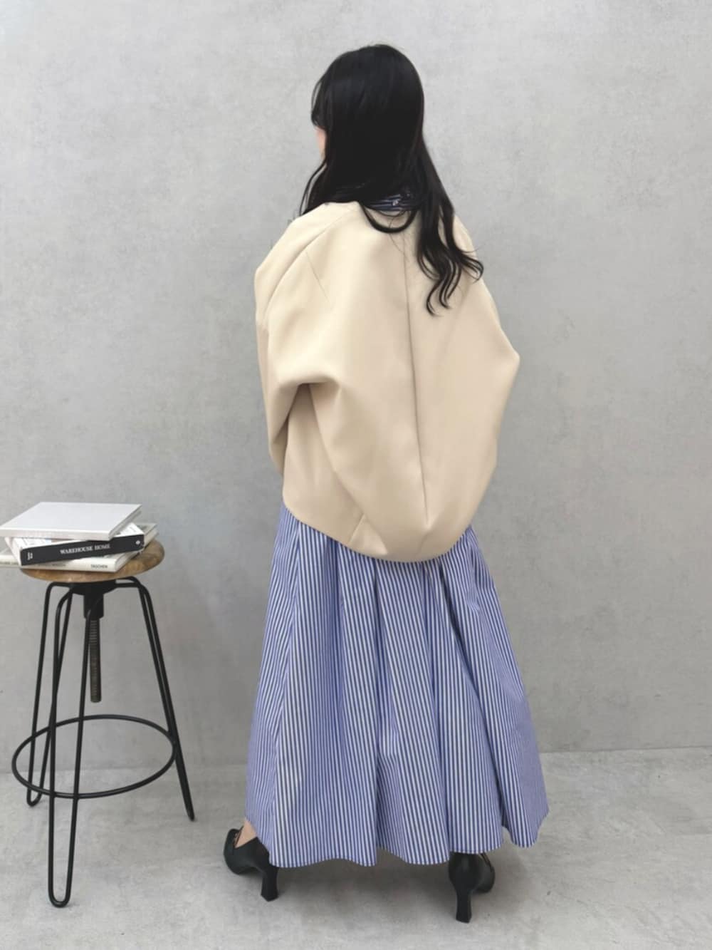 ブルー系のシャツワンピース、ベージュ系のその他アウターを着用したレディースの春コーディネートの4枚目の写真